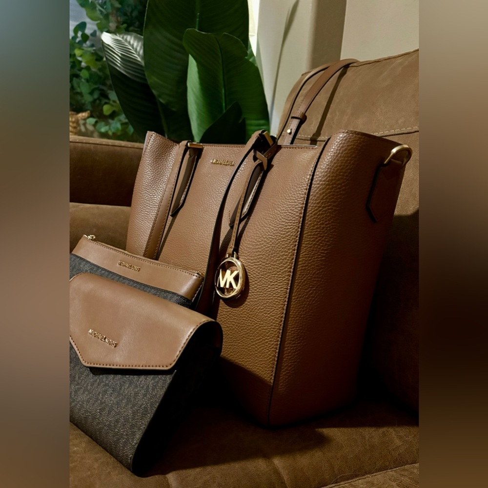 Michael Kors 3 in 1 Large Jet Set Tote. - Picture 2 of 10